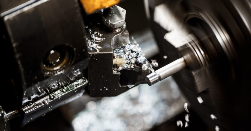 Toczenie CNC czy frezowanie CNC? Jak nie przepłacić za produkcję i wybrać mądrze