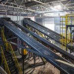 Korytowy czy rurowy? Wybieramy idealny przenośnik dla Twojego przemysłu