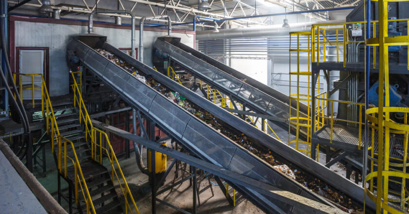 Korytowy czy rurowy? Wybieramy idealny przenośnik dla Twojego przemysłu